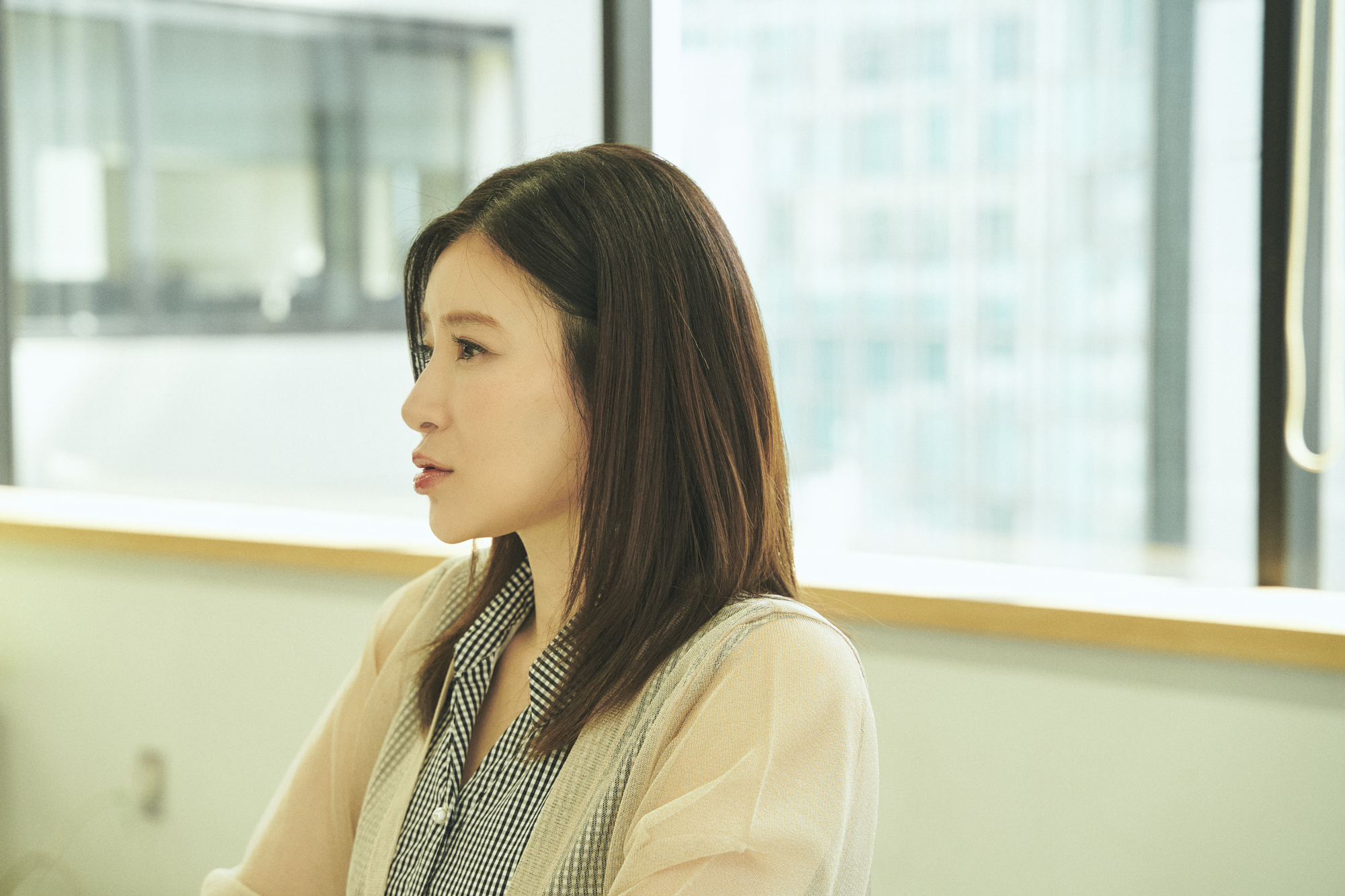 芸能界の荒波を乗り越え掴んだ、手島優の幸せのかたち。マネージャーとともに歩んだ13年と自身の結婚を振り返る PLATINUM TIMES